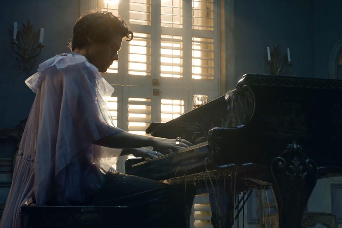 harry styles playing piano in the falling music video