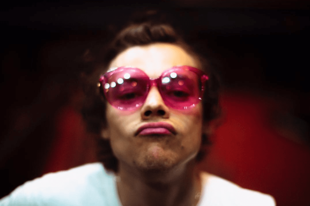 harry styles pink sunglasses kissy