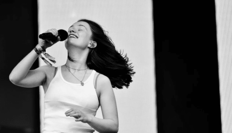 Sigrid performing