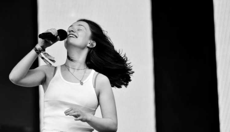 Sigrid performing