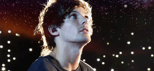 Louis Tomlinson looking at the stars