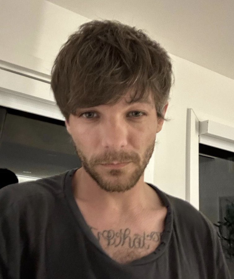 Louis Tomlinson breathtaking selfie