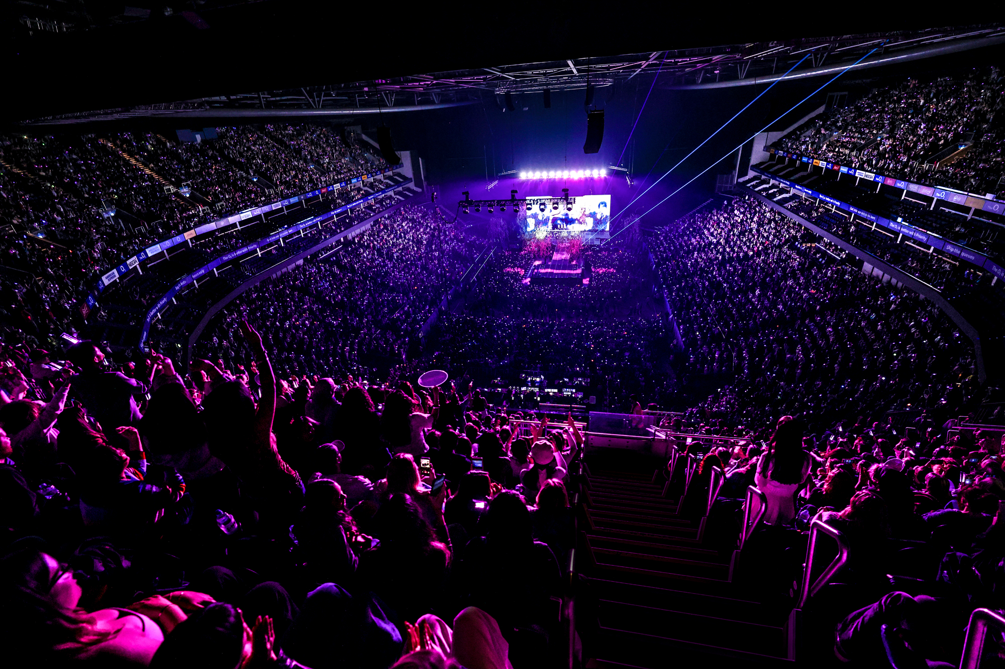 LE SSERAFIM in a sold out O2 Arena. CREDIT: HYBE/SOURCE MUSIC